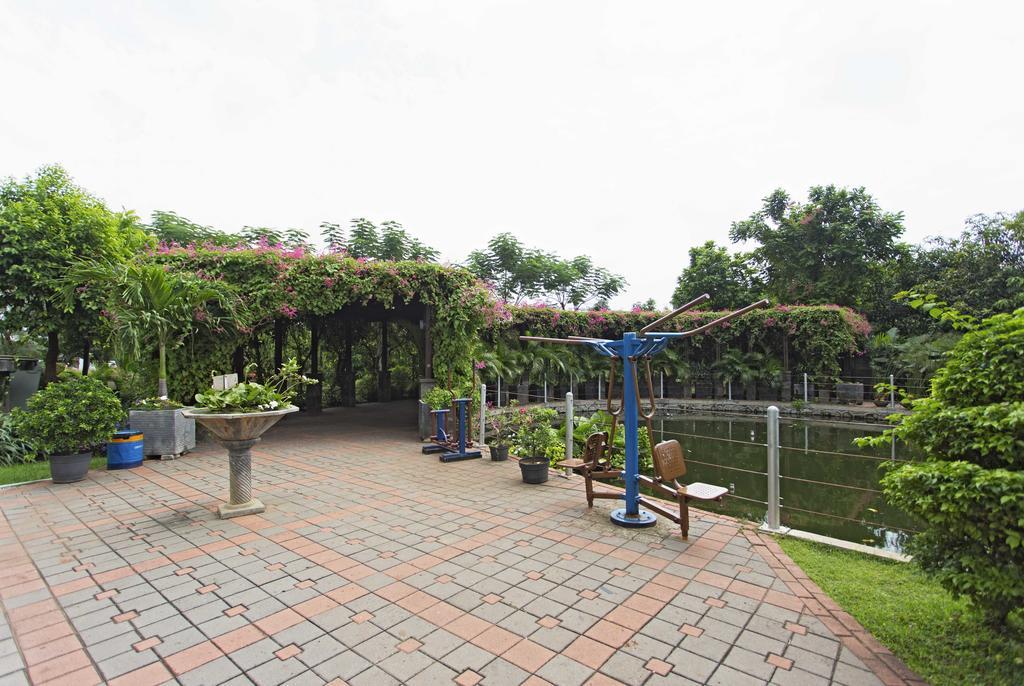 Reddoorz Apartment @ Green Pramuka Jakarta Buitenkant foto