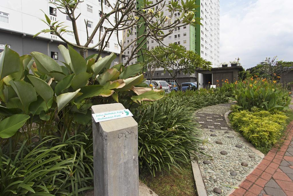 Reddoorz Apartment @ Green Pramuka Jakarta Buitenkant foto