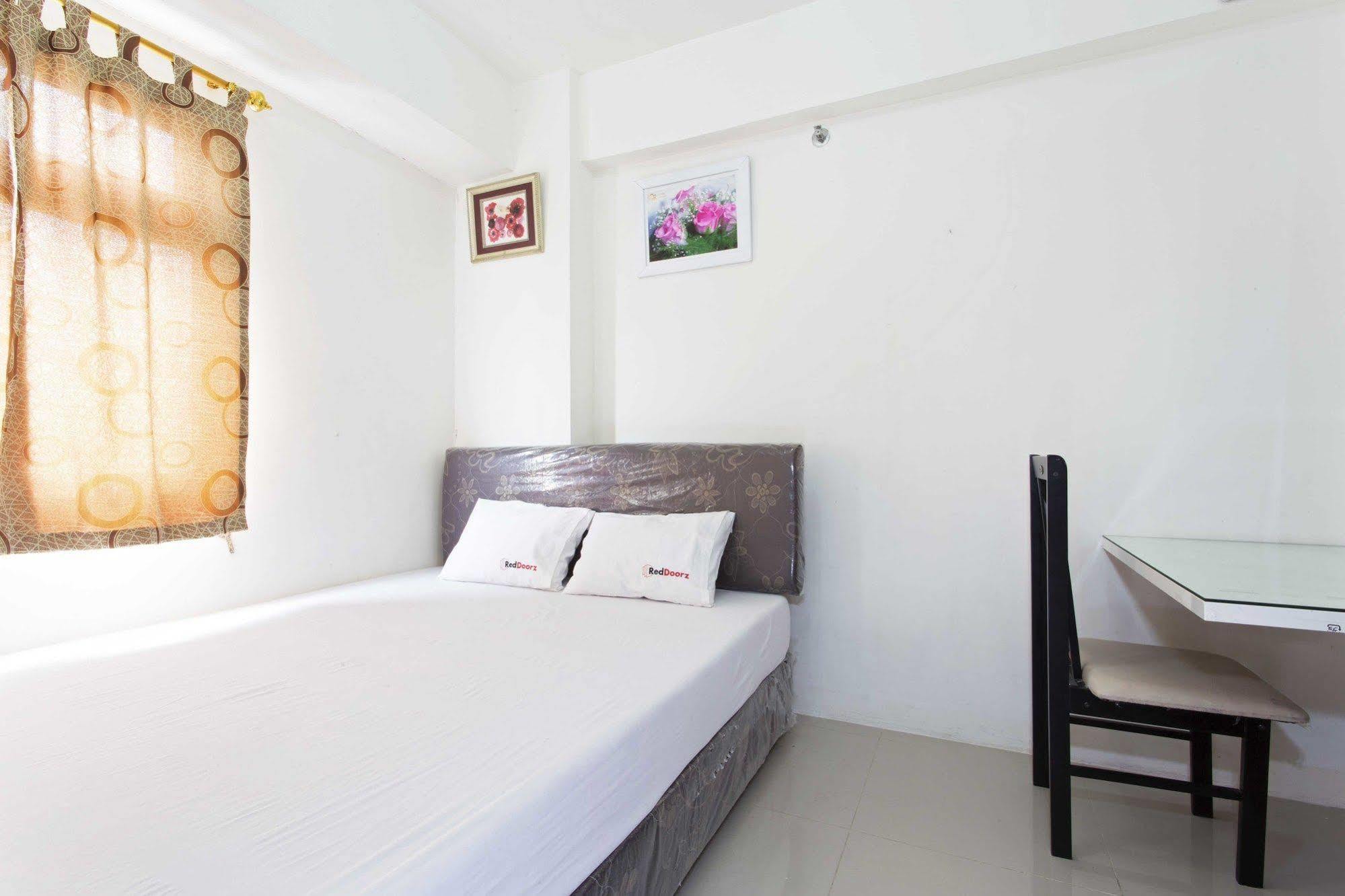 Reddoorz Apartment @ Green Pramuka Jakarta Buitenkant foto