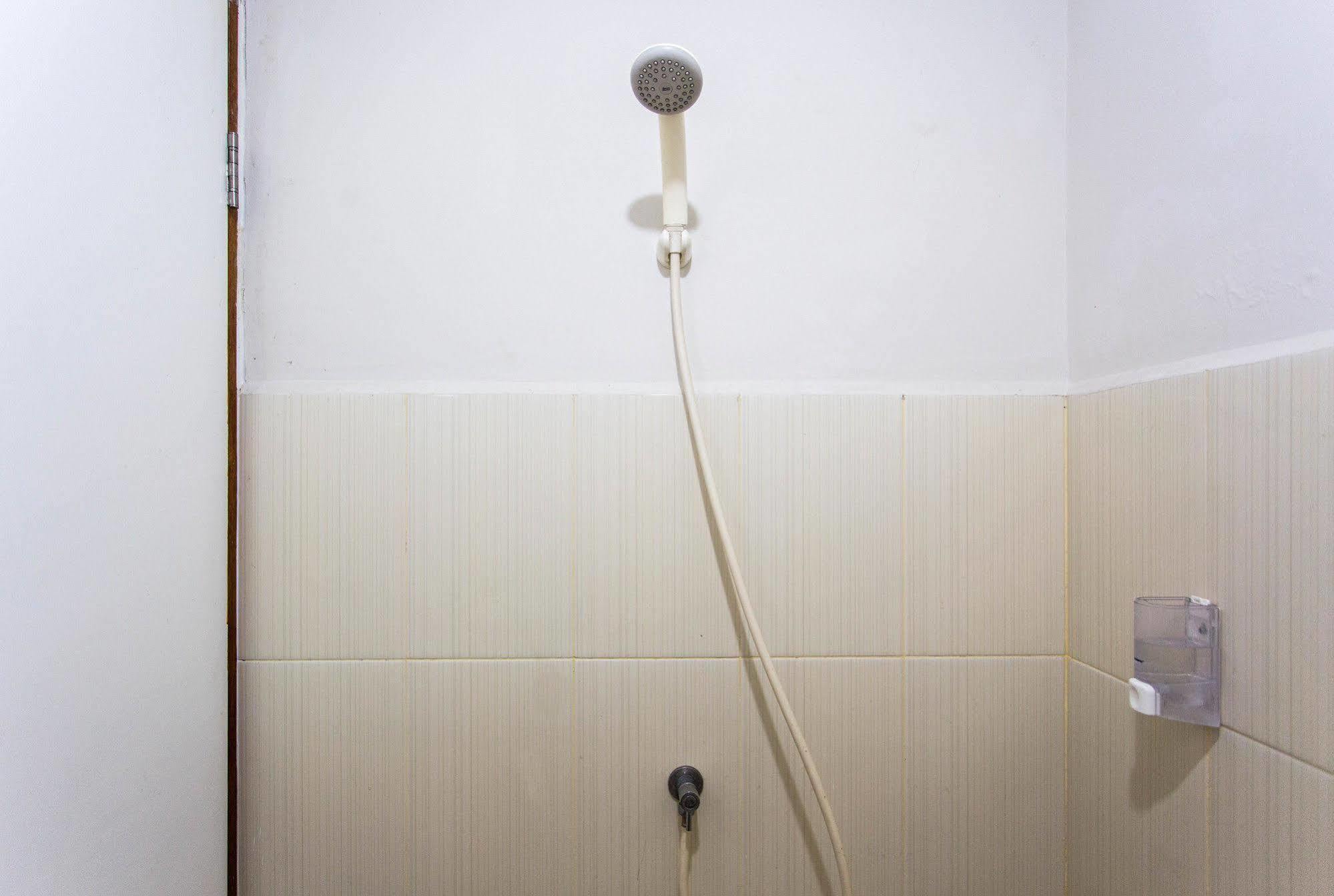 Reddoorz Apartment @ Green Pramuka Jakarta Buitenkant foto