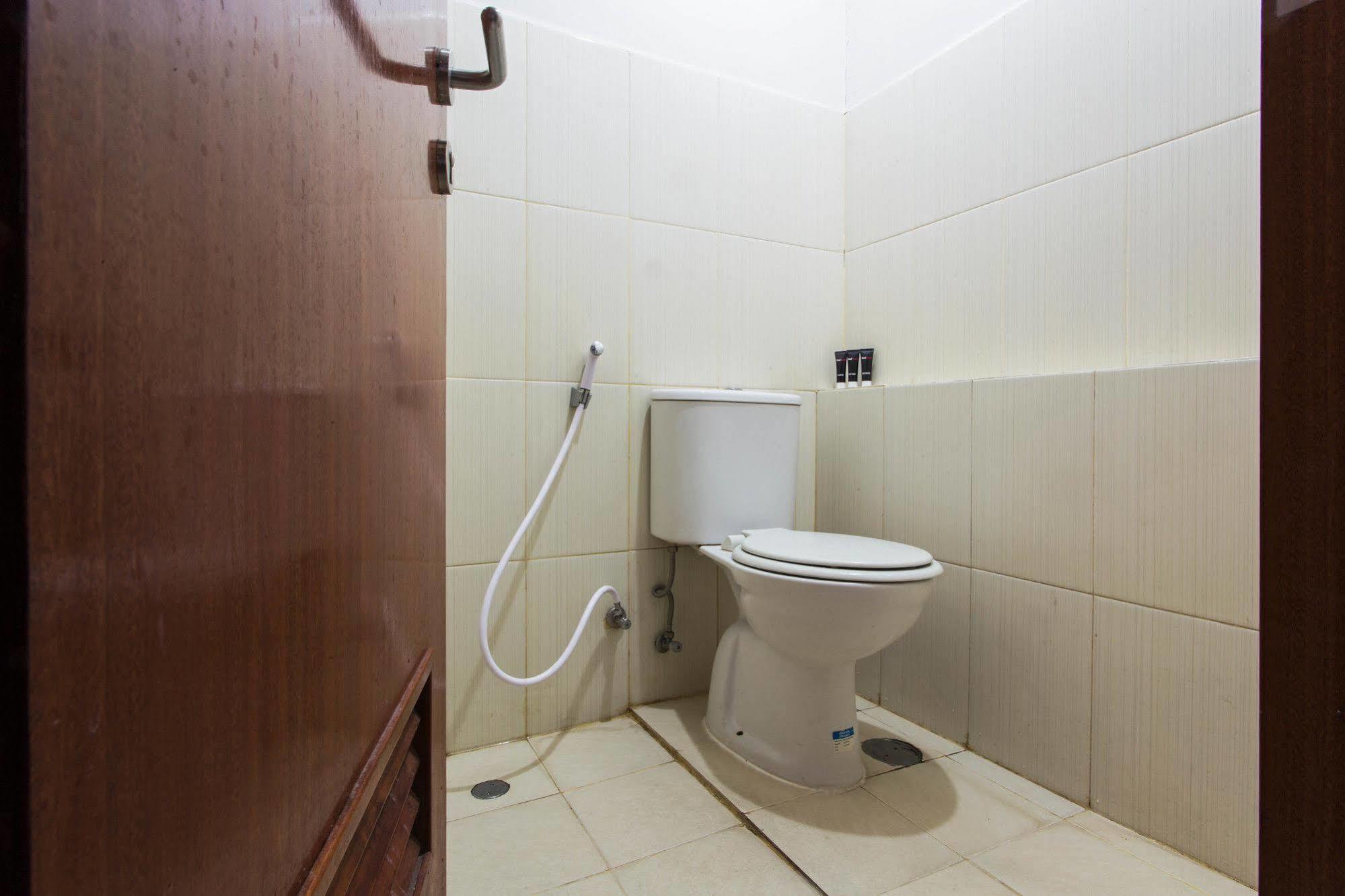 Reddoorz Apartment @ Green Pramuka Jakarta Buitenkant foto