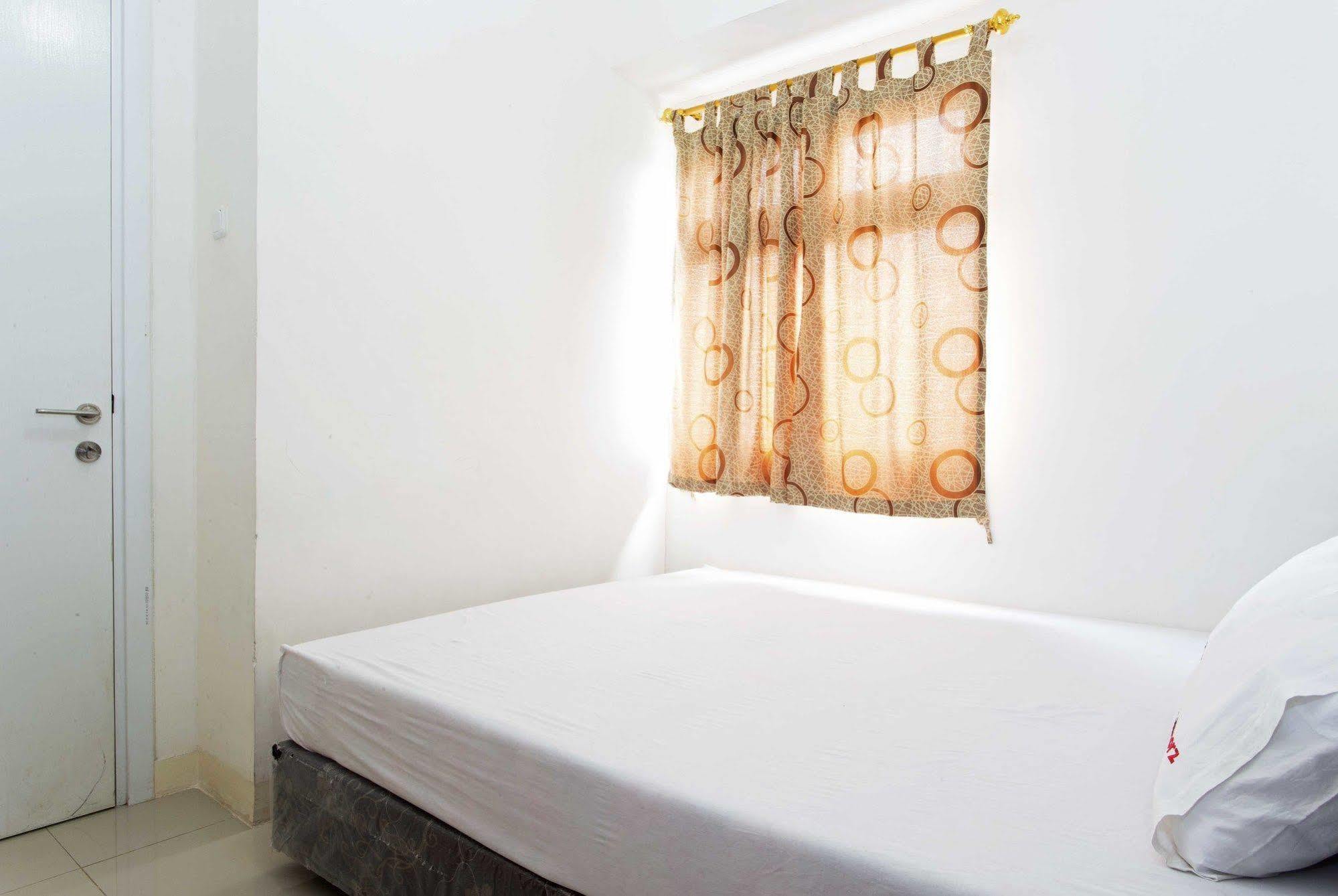 Reddoorz Apartment @ Green Pramuka Jakarta Buitenkant foto