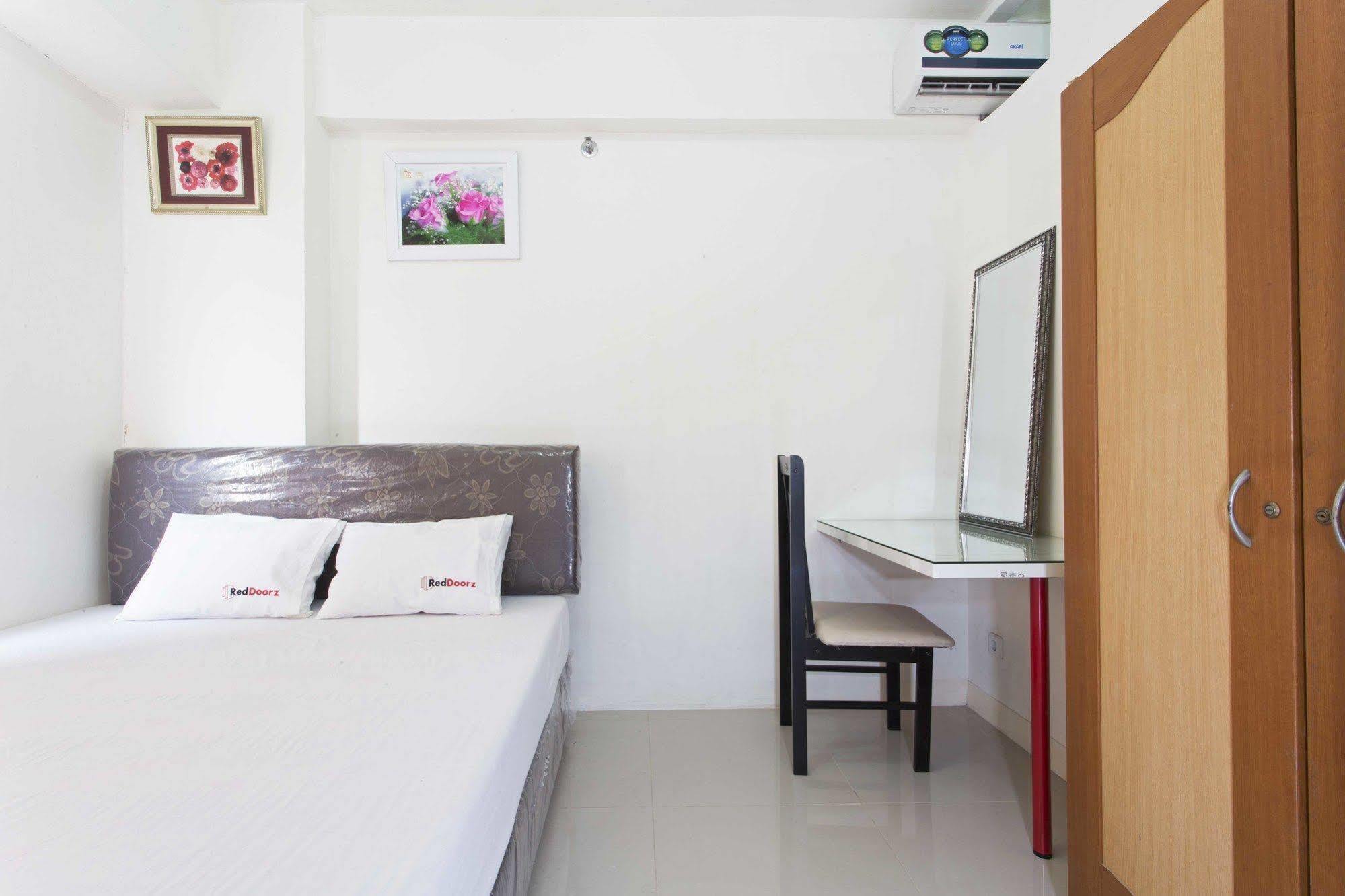 Reddoorz Apartment @ Green Pramuka Jakarta Buitenkant foto