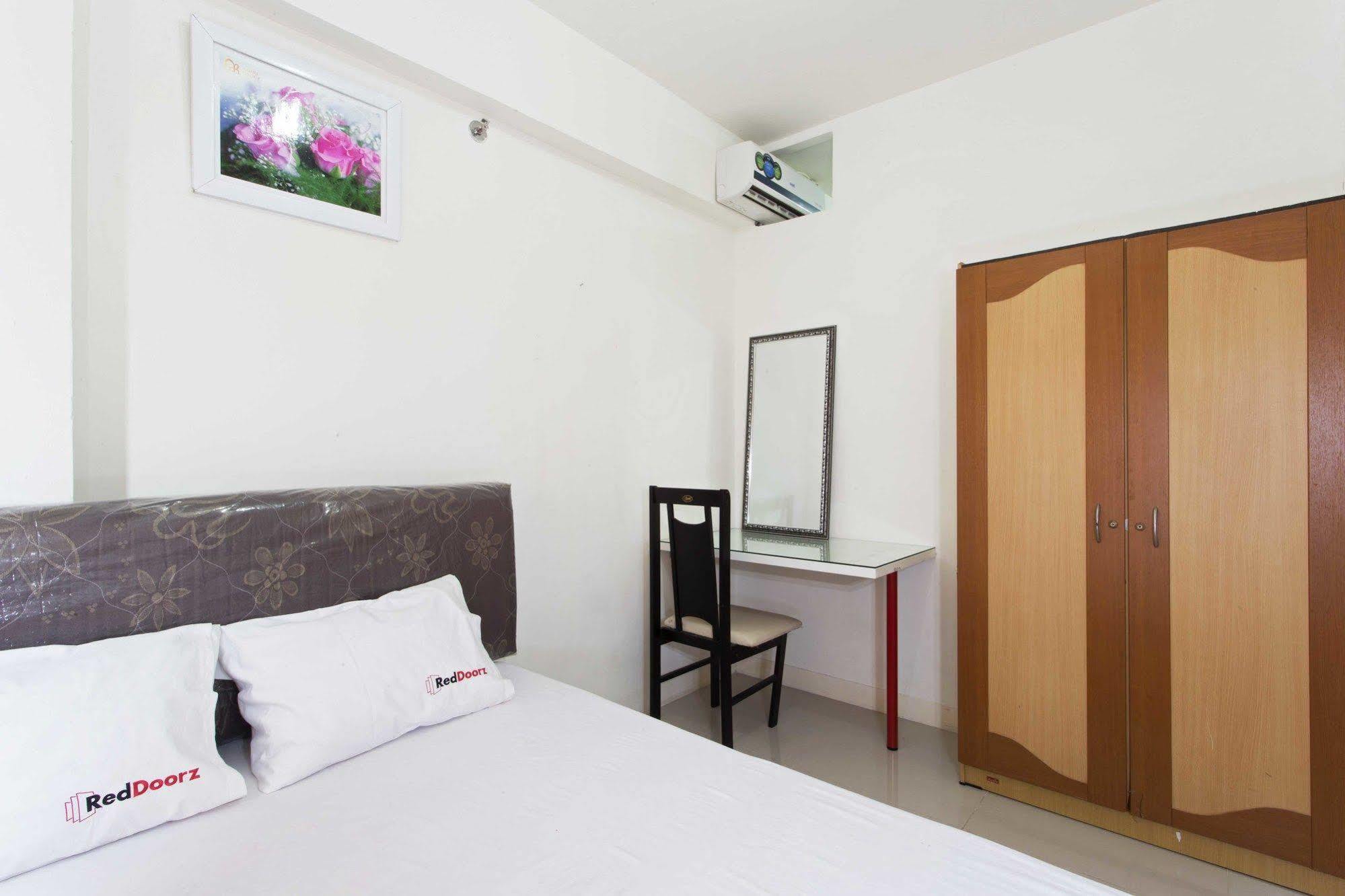 Reddoorz Apartment @ Green Pramuka Jakarta Buitenkant foto