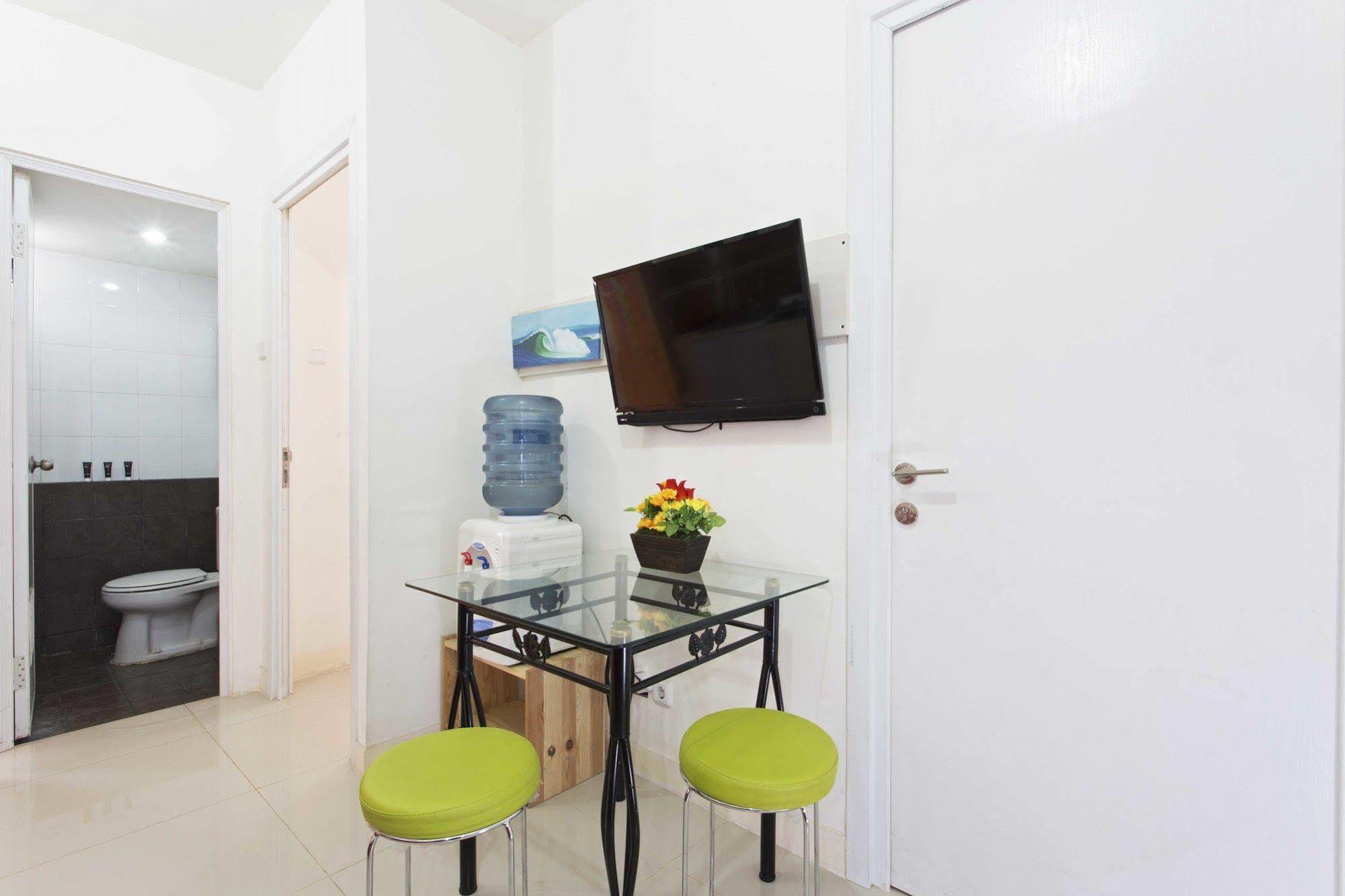 Reddoorz Apartment @ Green Pramuka Jakarta Buitenkant foto