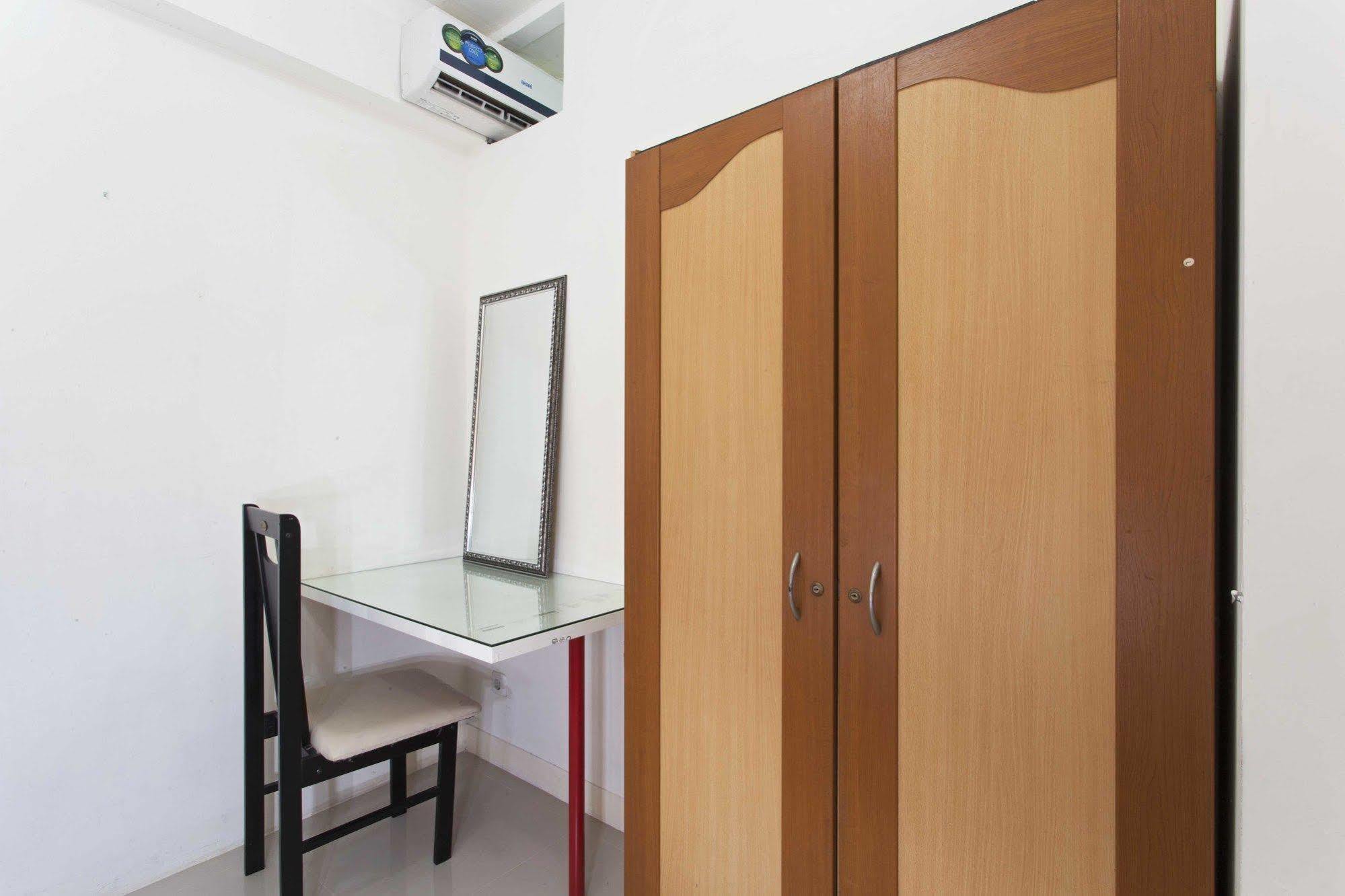 Reddoorz Apartment @ Green Pramuka Jakarta Buitenkant foto